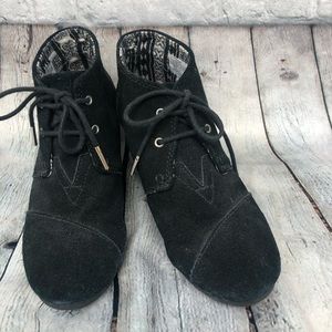 * TOMS * Black, Lace up Booties Sz . 7.5